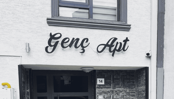 Genç Kız Apart